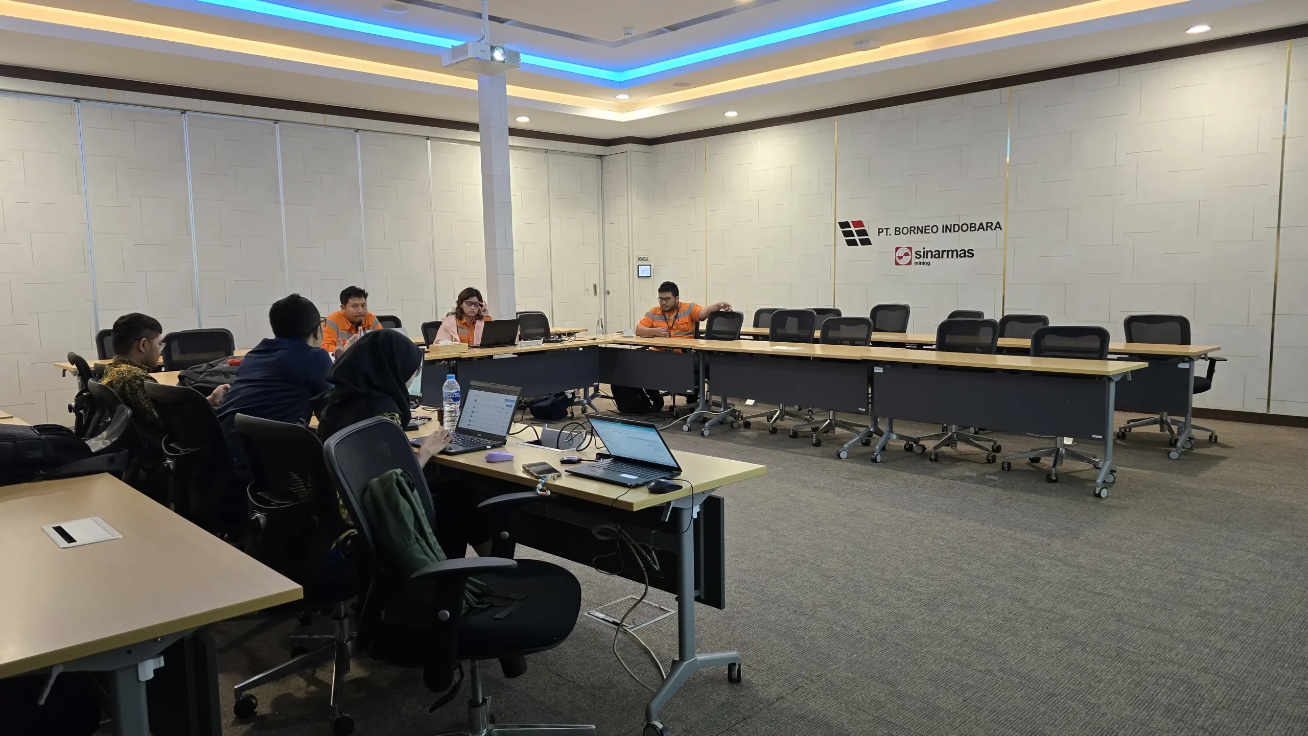 Diskusi fitur baru CMMS Activo antara tim Activo dan tim operasional Borneo Indobara selama kegiatan onsite.